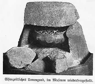 Eisenzeitliches Urnengrab, im Museum wiederhergestellt.