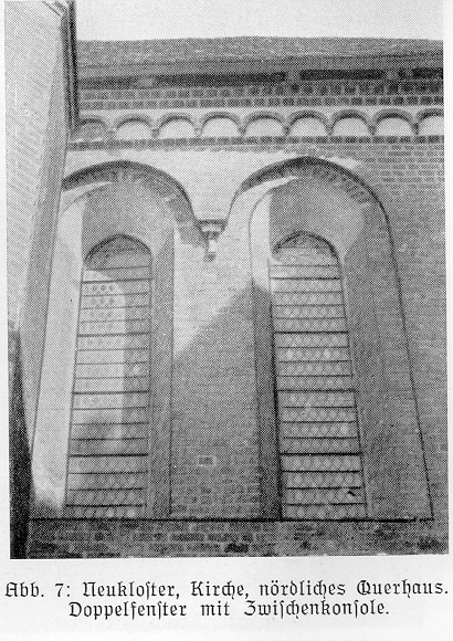 Abb. 7: Neukloster, Kirche, nördliches Querhaus. Doppelfenster mit Zwischenkonsole.
