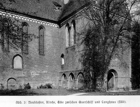 Abb. 3: Neukloster, Kirche, Ecke zwischen Querschiff und Langhaus (Süd).