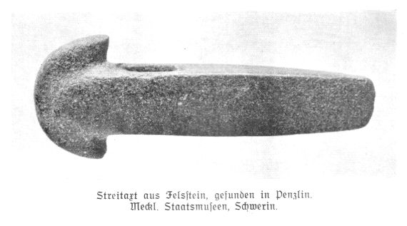 Streitaxt aus Felsstein, gefunden in Penzlin. Meckl. Staatsmuseen, Schwerin.