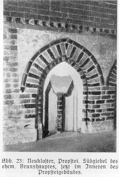 Abb. 23: Neukloster, Probstei. Südgiebel des ehem. Brunshauptes, jetzt im Inneren des Probsteigebäudes.