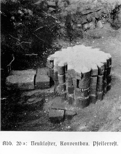 Abb. 20a: Neukloster, Konventbau. Pfeilerrest.