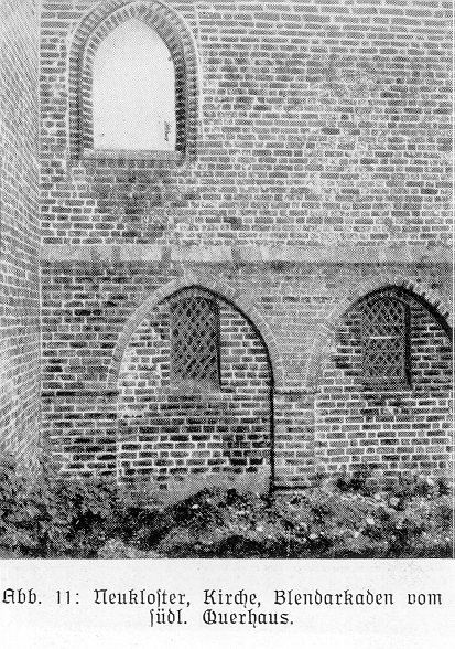 Abb. 11: Neukloster, Kirche, Blendarkaden vom südl. Querhaus.
