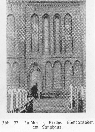 Abb. 37: Zuidbroek, Kirche. Blendarkaden am Langhaus.